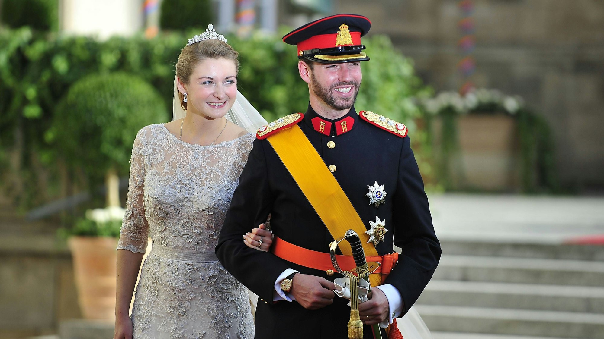 Erbgroßherzog Guillaume mit seiner Gemahlin, Prinzessin Stéphanie, bei ihrer Hochzeit im Oktober 2012.