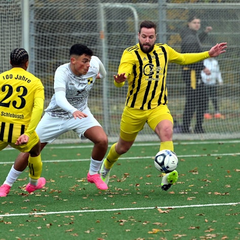 19.11.2023, Fussball-SV Schlebusch - Deutz 05
rechts: Sebastian Bamberg (Schlebusch)
mitte: Jakob Steinbach (Deutz)
Foto: Uli Herhaus