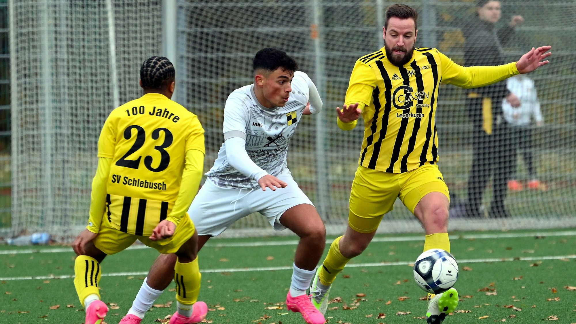 19.11.2023, Fussball-SV Schlebusch - Deutz 05
rechts: Sebastian Bamberg (Schlebusch)
mitte: Jakob Steinbach (Deutz)
Foto: Uli Herhaus