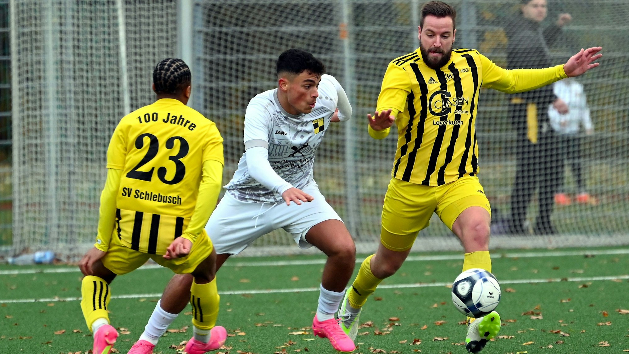 19.11.2023, Fussball-SV Schlebusch - Deutz 05
rechts: Sebastian Bamberg (Schlebusch)
mitte: Jakob Steinbach (Deutz)
Foto: Uli Herhaus