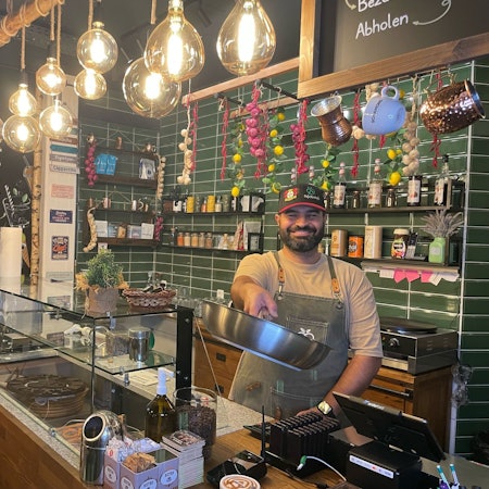 Sardasht Qadir eröffnet sein Café „Herzhaft“ neu.