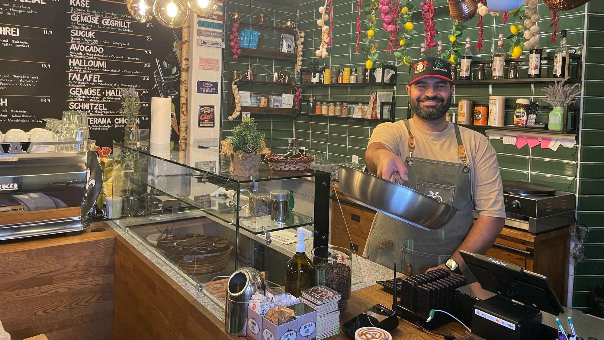 Sardasht Qadir eröffnet sein Café „Herzhaft“ neu.