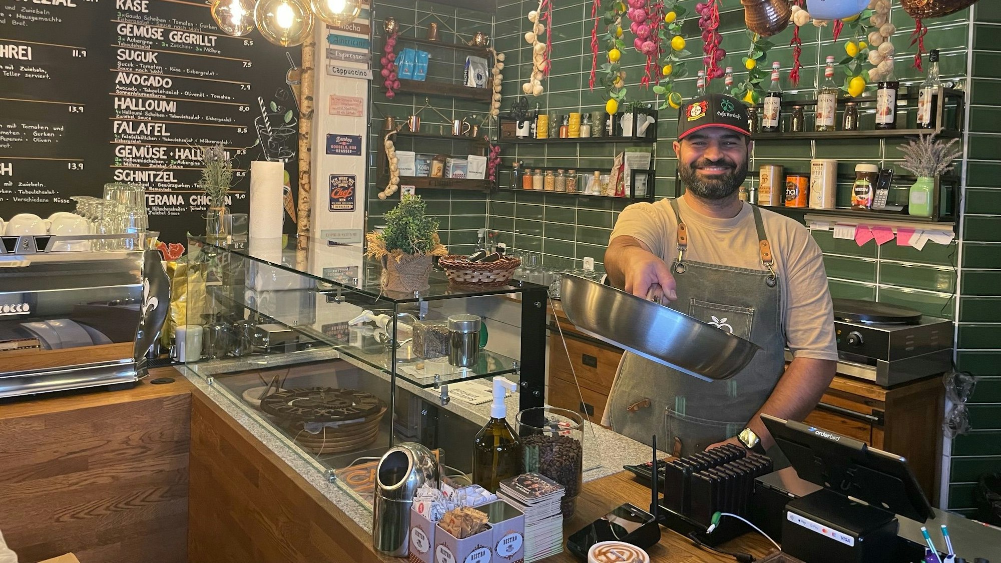 Sardasht Qadir eröffnet sein Café „Herzhaft“ neu.