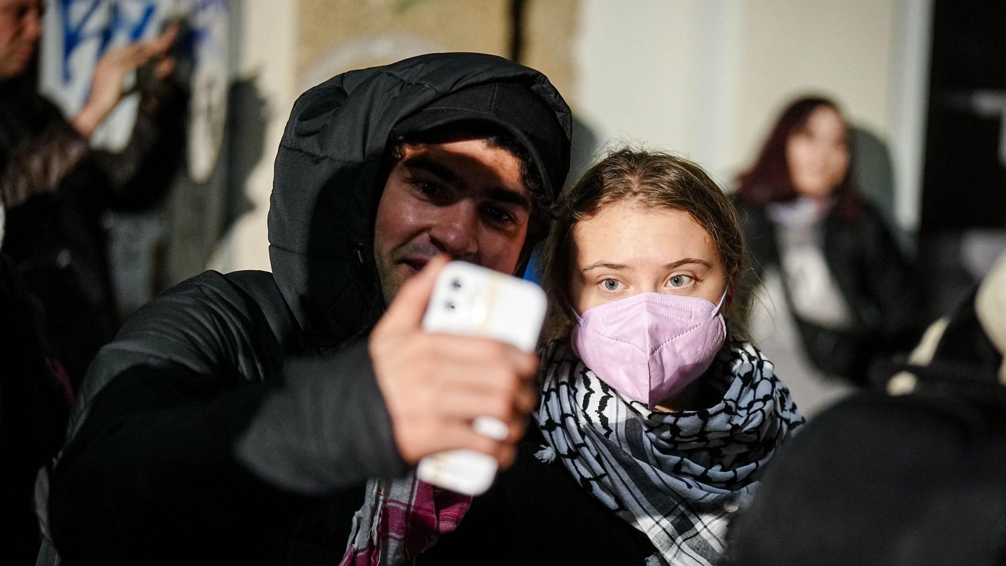 Die schwedische Aktivistin Greta Thunberg (r) bei der pro-palästinensischen Kundgebung am Südstern in Berlin-Kreuzberg.