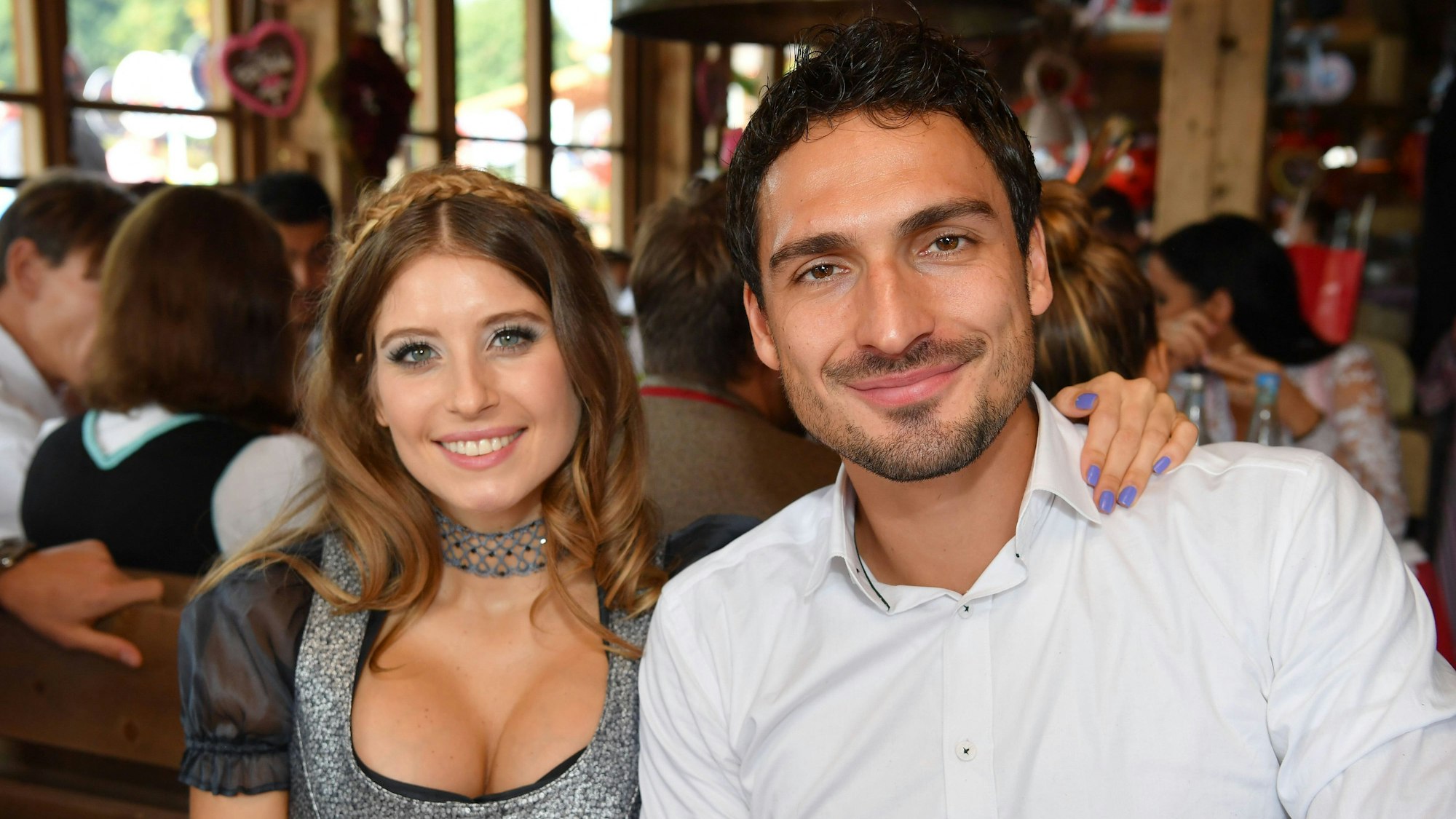 Cathy Hummels und Mats Hummels feiern auf dem Oktoberfest.