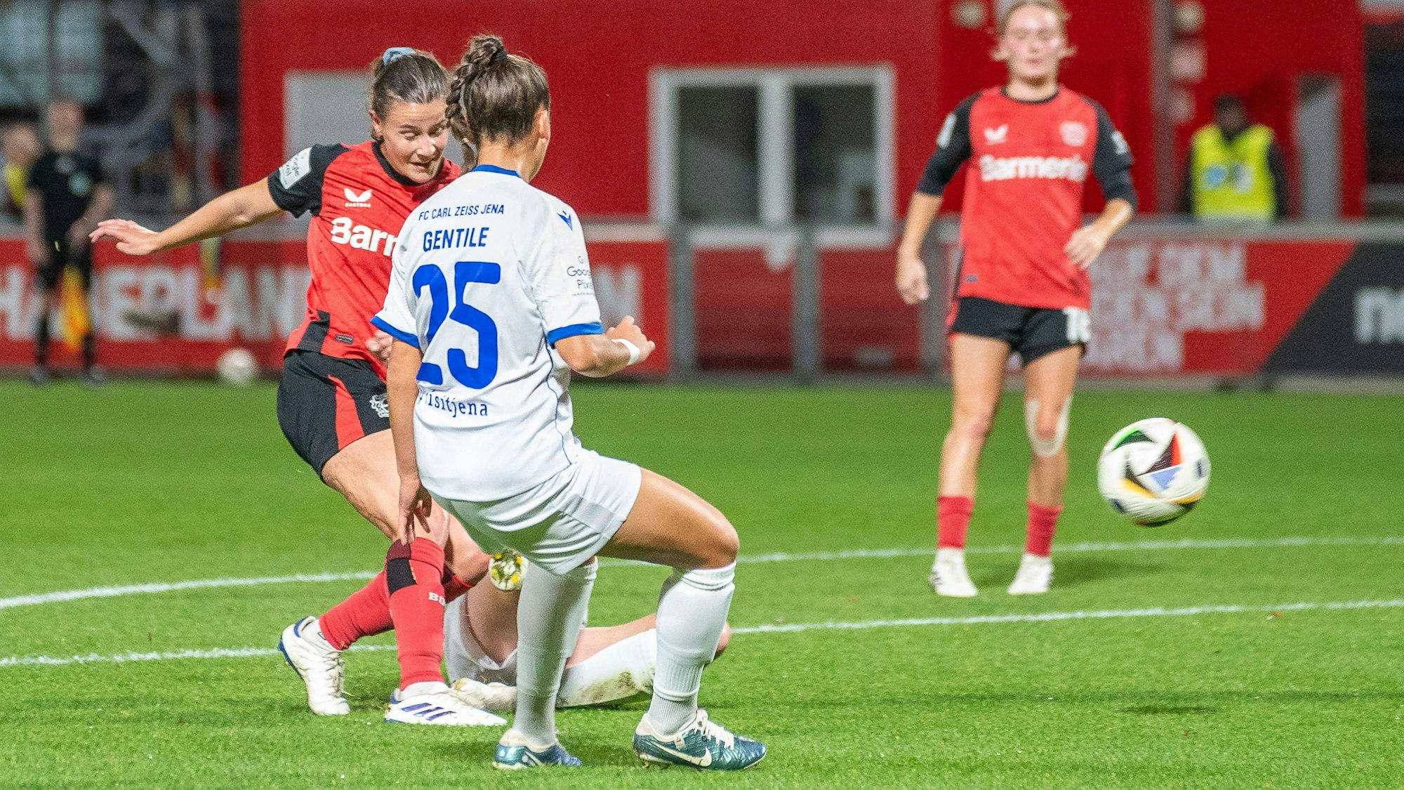 Sport Bilder des Tages 07.10.2024, Fussball: Google Pixel Frauen-Bundesliga, Saison 2024/2025, 05. Spieltag, Bayer 04 Leverkusen - FC Carl Zeiss Jena im Ulrich-Haberland-Stadion in Leverkusen. Katharina Piljic Bayer 04 Leverkusen, 06 erzielt das Tor zum 1:0. Dabei Noemi Gentile FC Carl Zeiss Jena, 25. Wichtiger Hinweis: Gemaess den Vorgaben der DFL Deutsche Fussball Liga bzw. des DFB Deutscher Fussball-Bund ist es untersagt, in dem Stadion und/oder vom Spiel angefertigte Fotoaufnahmen in Form von Sequenzbildern und/oder videoaehnlichen Fotostrecken zu verwerten bzw. verwerten zu lassen. Foto: Kirchner-Media/TH *** 07 10 2024, Soccer Google Pixel Womens Bundesliga, Season 2024 2025, 05 Matchday, Bayer 04 Leverkusen FC Carl Zeiss Jena at Ulrich Haberland Stadium in Leverkusen Katharina Piljic Bayer 04 Leverkusen, 06 scores the goal to make it 1 0 Noemi Gentile FC Carl Zeiss Jena, 25 Important note In accordance with the regulations of the DFL German Football League and the DFB German Football Association, it is prohibited to use or have used photographs taken in the stadium and / or of the match in the form of sequential images and / or video-like photo series Foto Kirchner Media TH Copyright: xKirchner-Media/THx