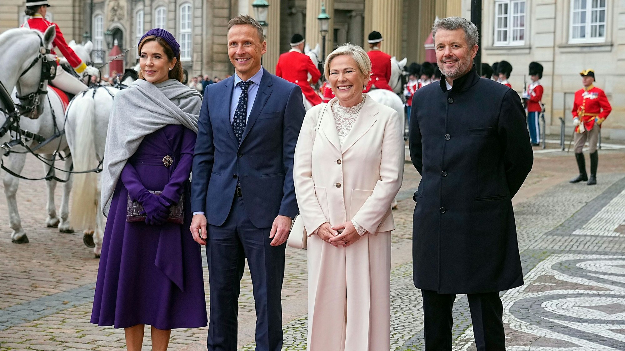 König Frederik X. (r) und Königin Mary (l) begrüßen die isländische Präsidentin Halla Tómasdóttir (2r) und ihren Ehemann Bjorn Skulason.