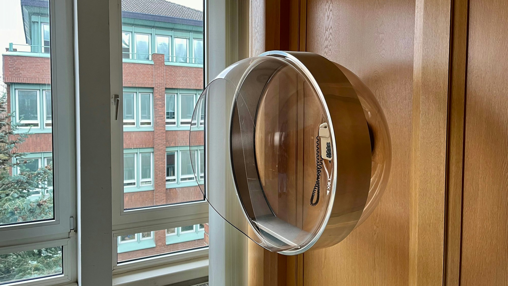 Kunststoff-Telefonkabine in den früheren Bayer-Büros an der Hauptstraße in Wiesdorf.