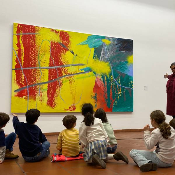 Eine Museumspädagogin setzt die Inhalte der Kinderbücher mit den Ausstellungen in Bezug.