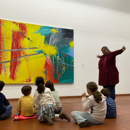 Eine Museumspädagogin setzt die Inhalte der Kinderbücher mit den Ausstellungen in Bezug.