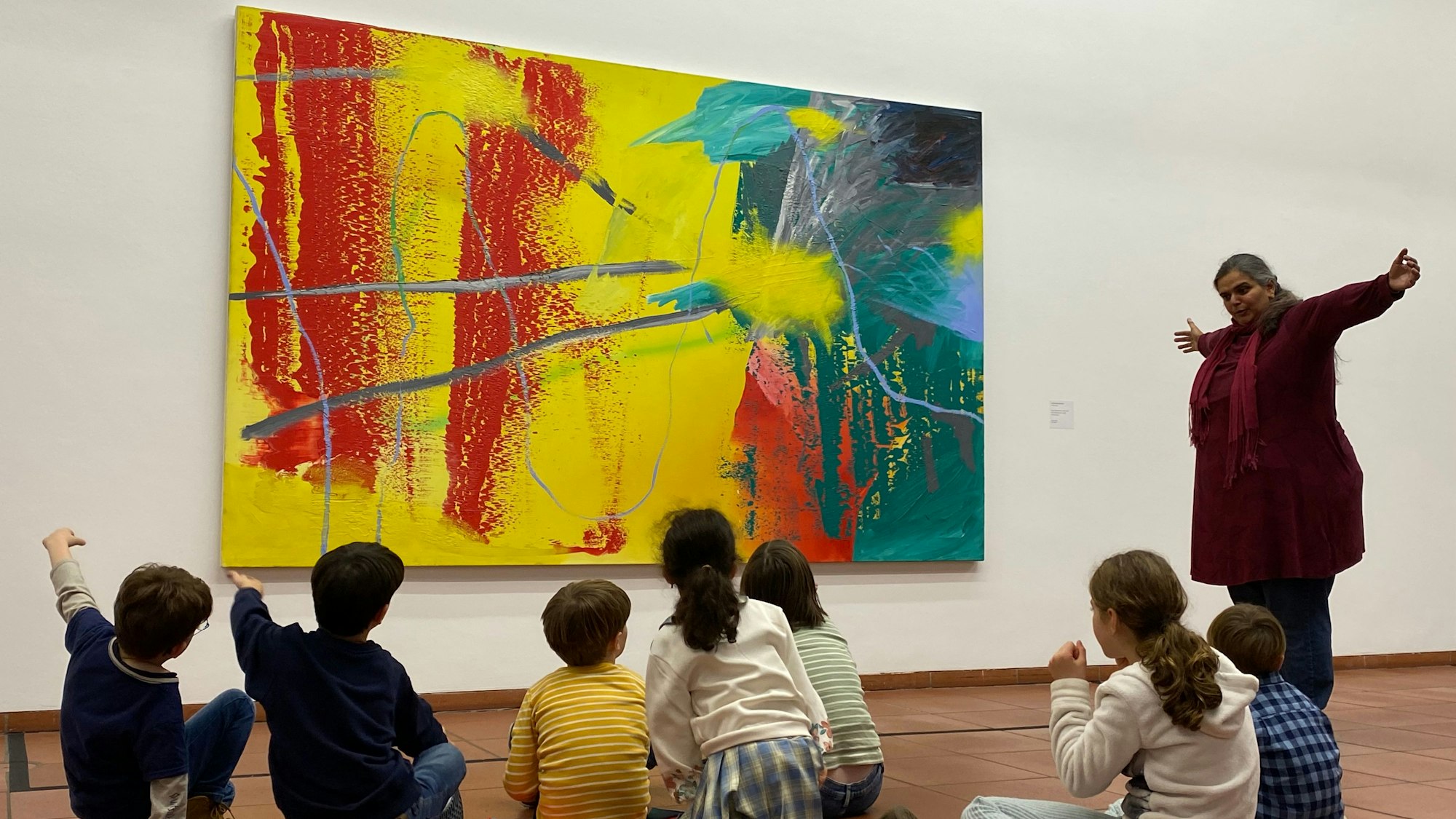 Eine Museumspädagogin setzt die Inhalte der Kinderbücher mit den Ausstellungen in Bezug.