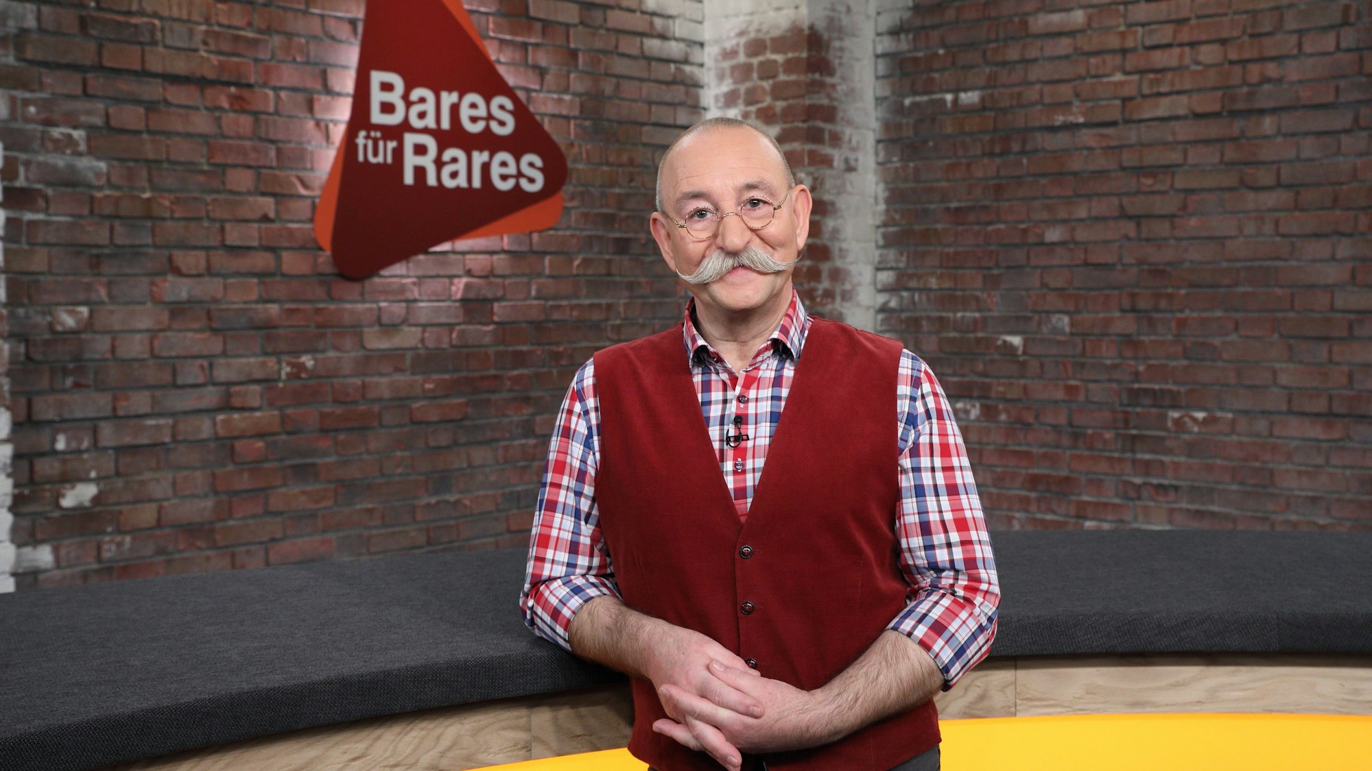 ARCHIV - 06.08.2023, ---: Moderator Horst Lichter steht vor dem Logo der ZDF-Trödelshow «Bares für Rares». (zu dpa: «Bei «Bares für Rares» gibt es was zu feiern») Foto: Frank W. Hempel/ZDF/dpa +++ dpa-Bildfunk +++