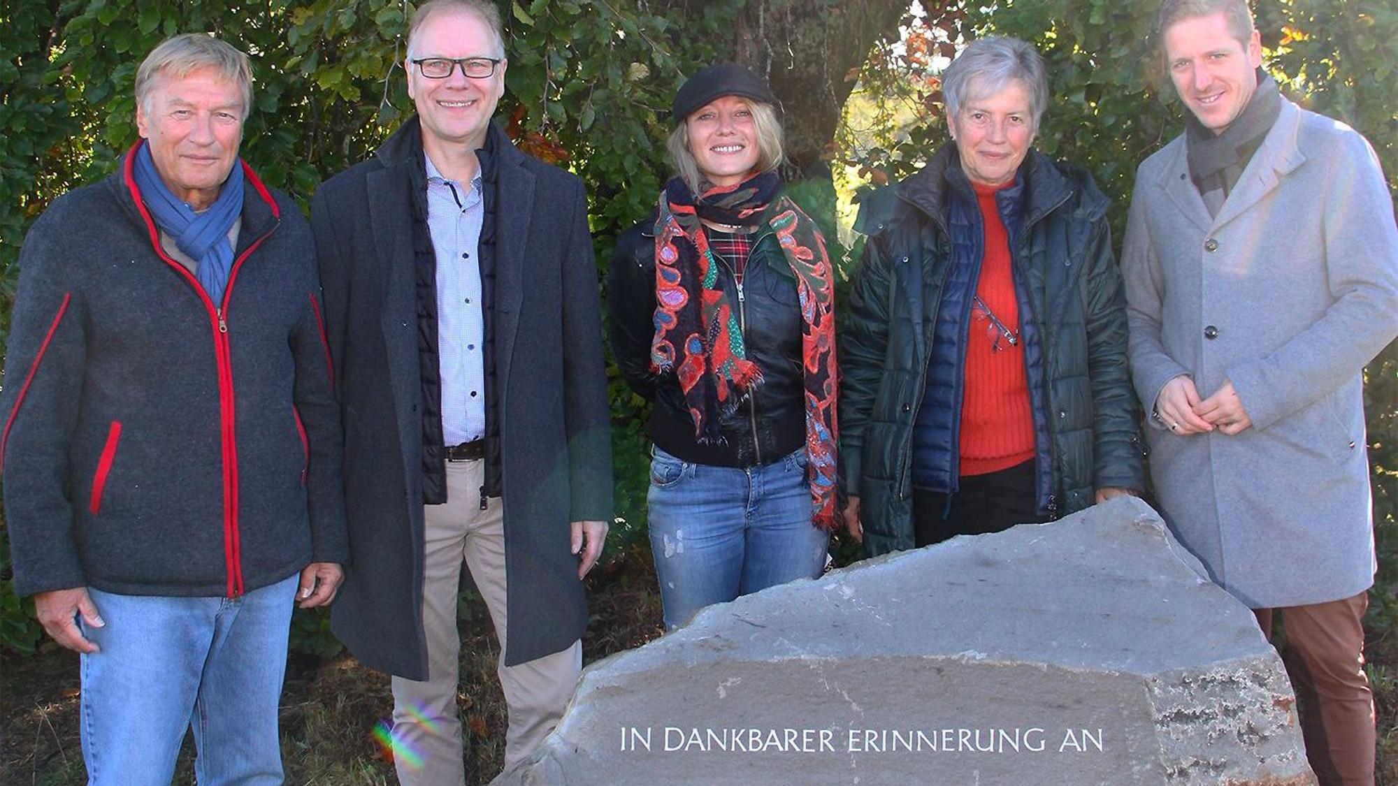Harry Kurt Voigtsberger, Carsten Vorwig, Ulrike Gaubitz, Rita Schumacher und Markus Ramers stehen um den Gedenkstein.