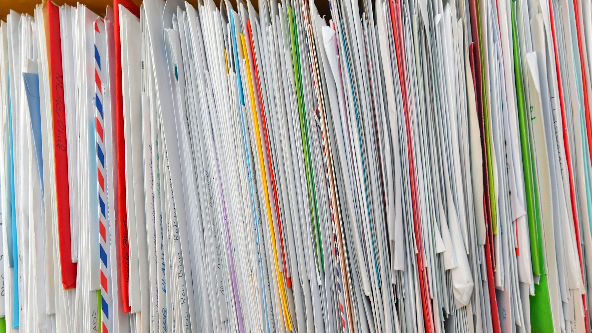 Eine Kiste in der Weihnachtspostfiliale der Post.