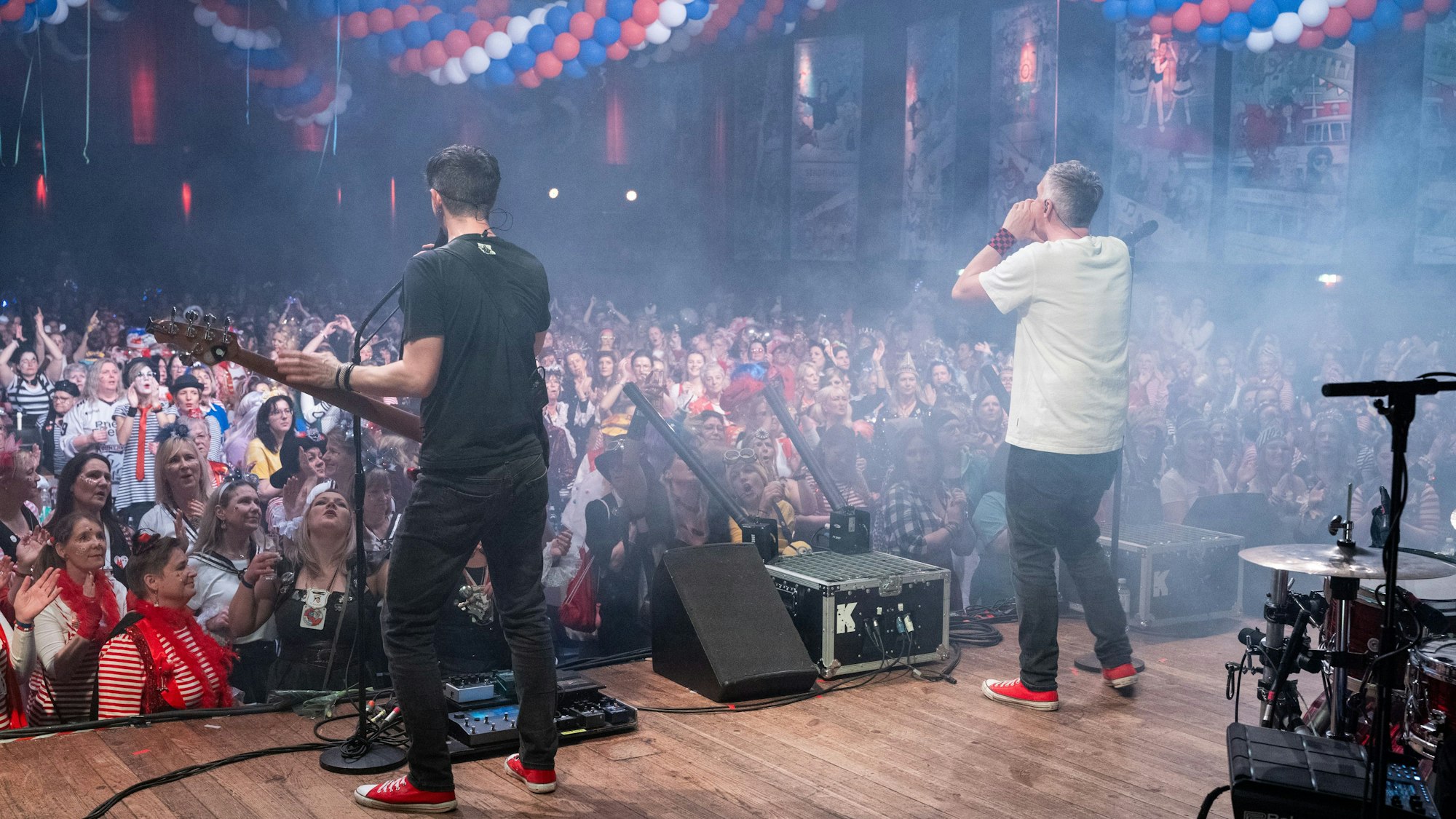 Kasalla auf der Bühne bei der Mädchersitzung der KG Müllemer Junge in der Stadthalle Köln