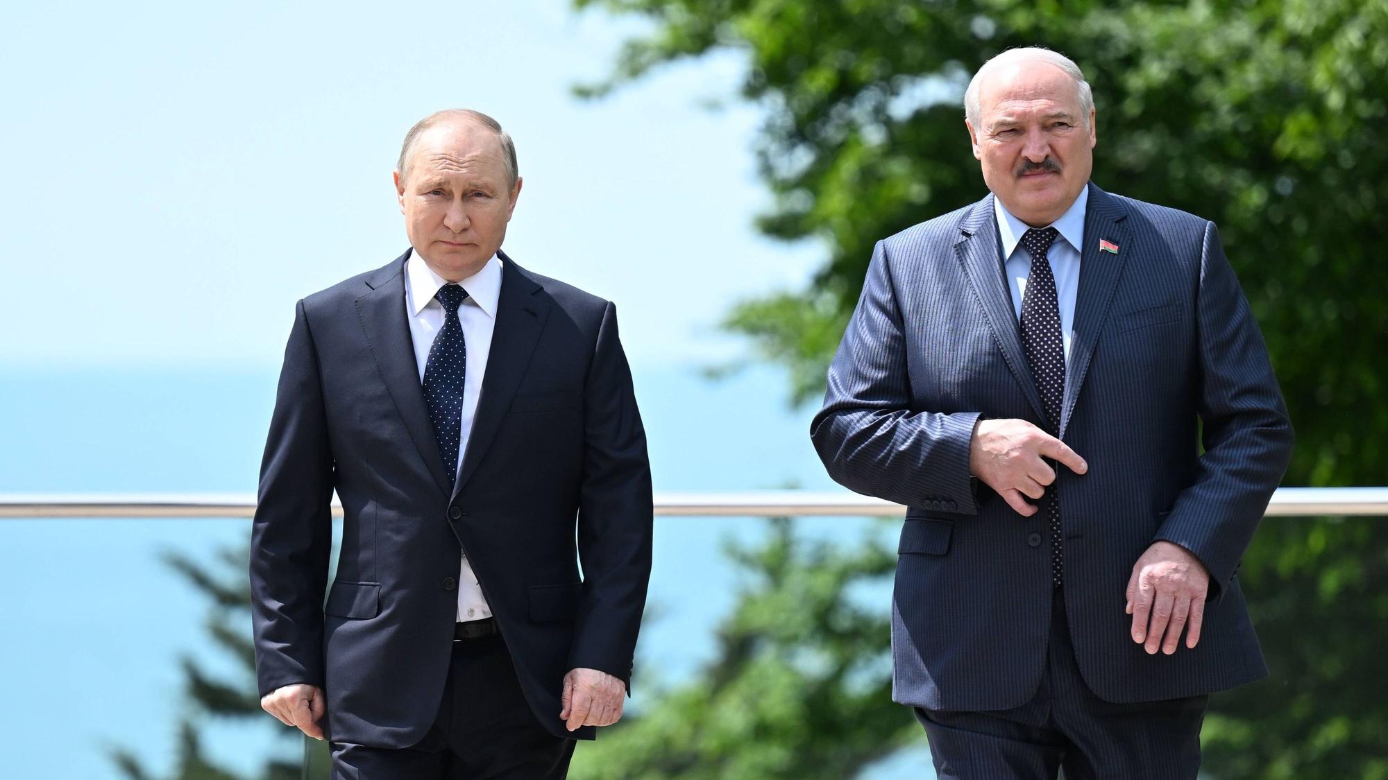 Kremlchef Wladimir Putin zusammen mit dem belarussischen Diktator Alexander Lukaschenko in der Bocharow-Ruchei-Residenz in Sotschi. (Archivbild)
