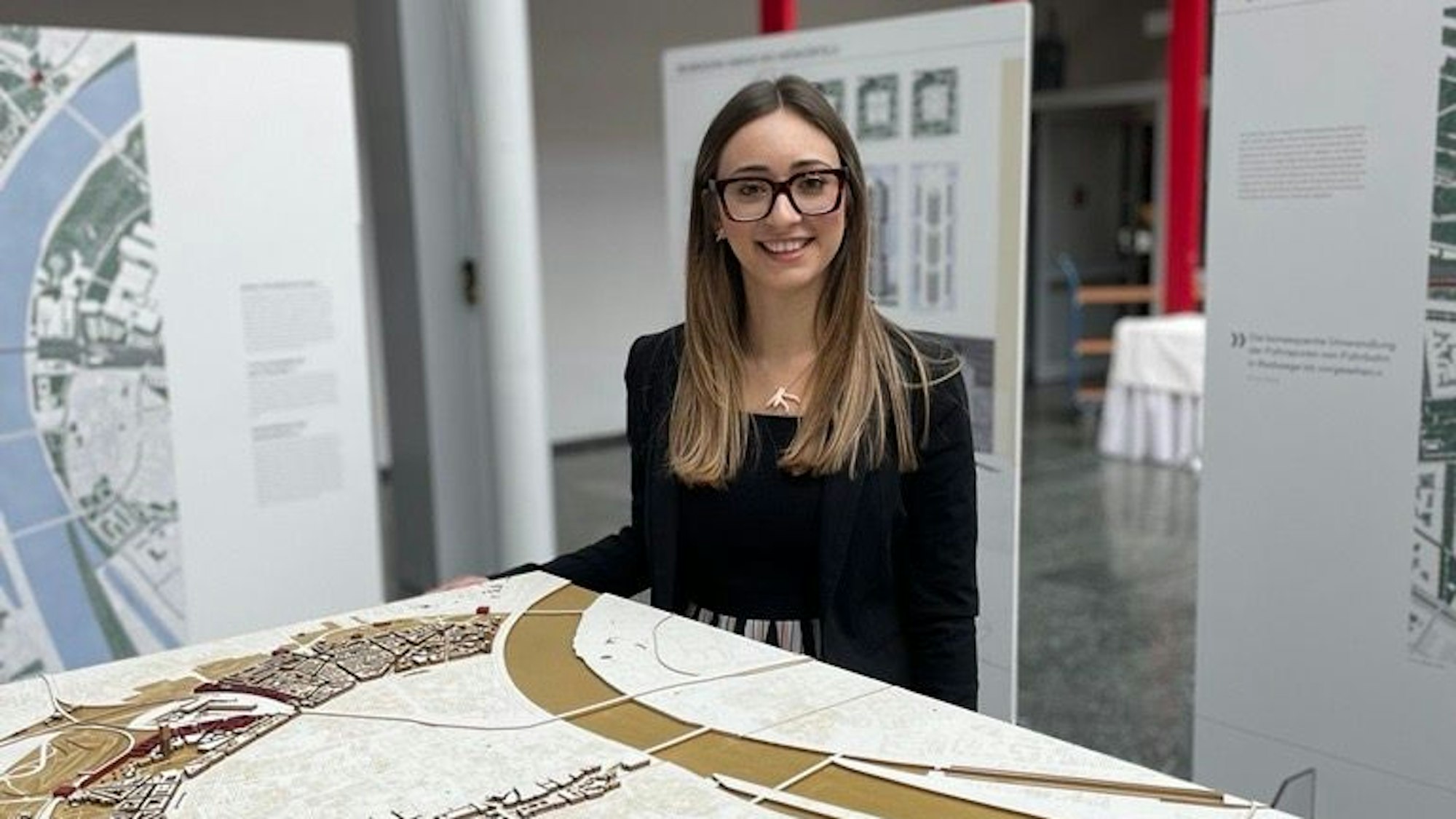 Die Gottfried-Böhm-Stipendiatin Ermelinda Di Chiara vor einem Modell der Stadt Köln.