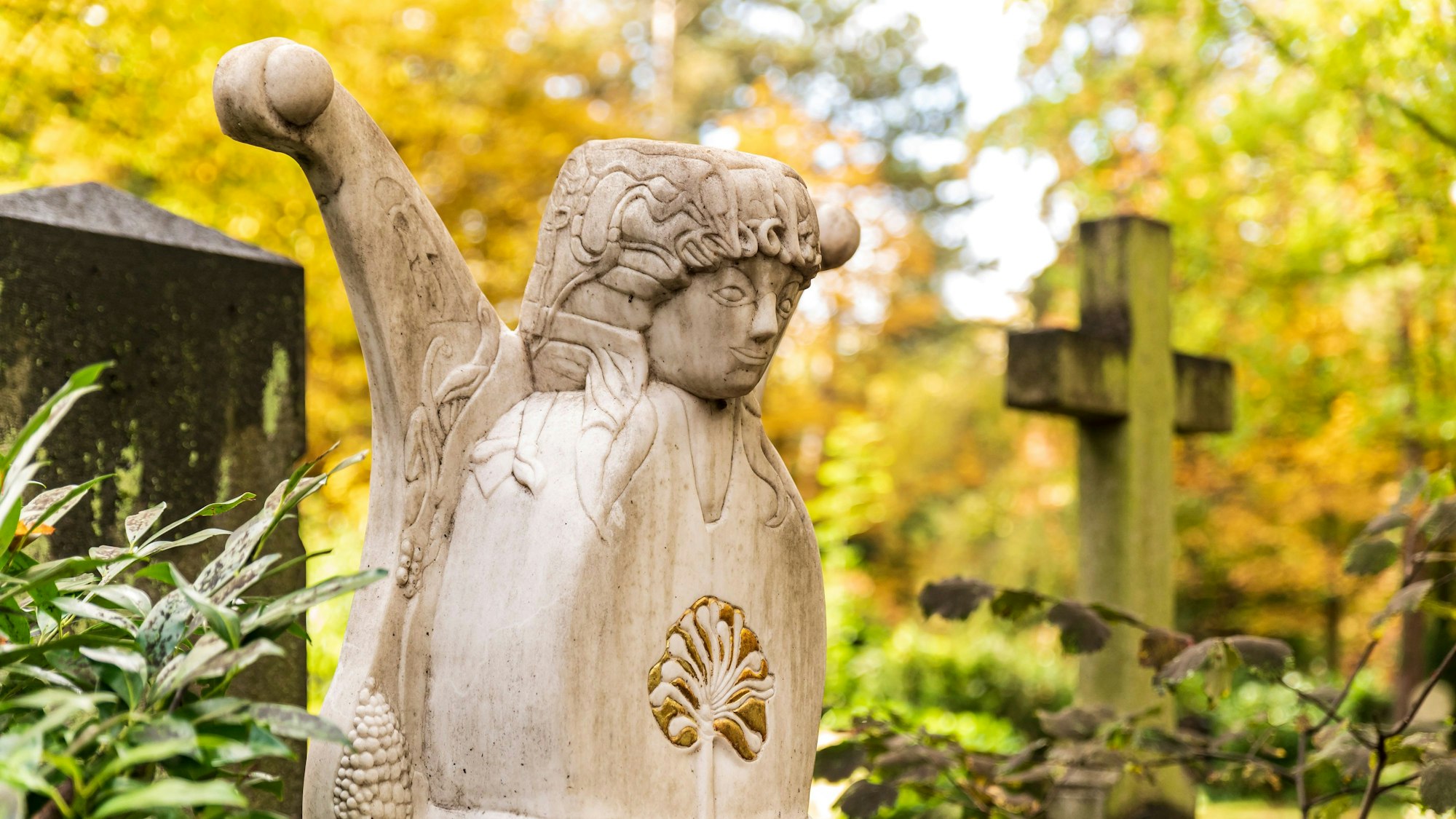 Statue auf einem Grab auf dem Kölner Melatenfriedhof