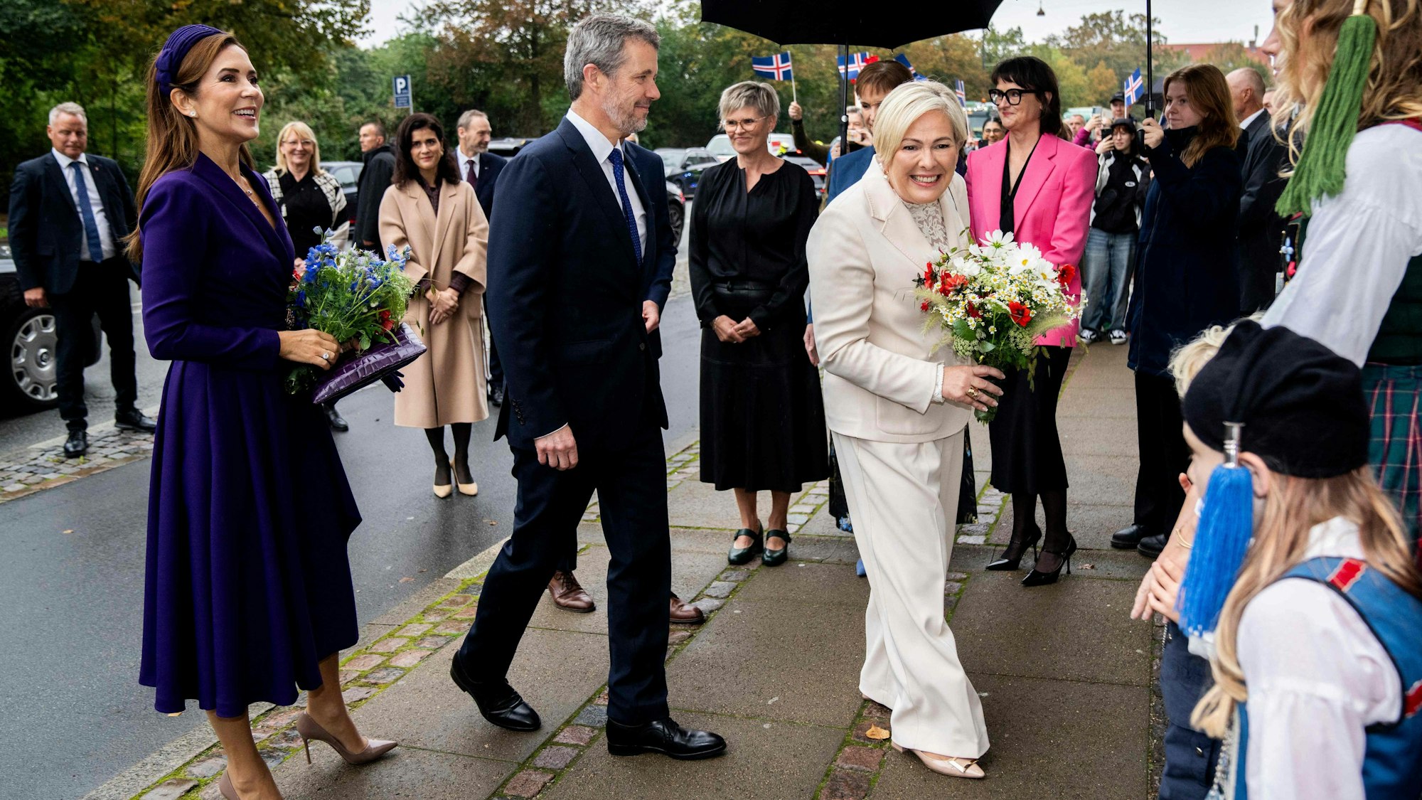 Das dänische Königspaar und Halla Tómasdóttir sagen dem dänischen Volk Hallo.