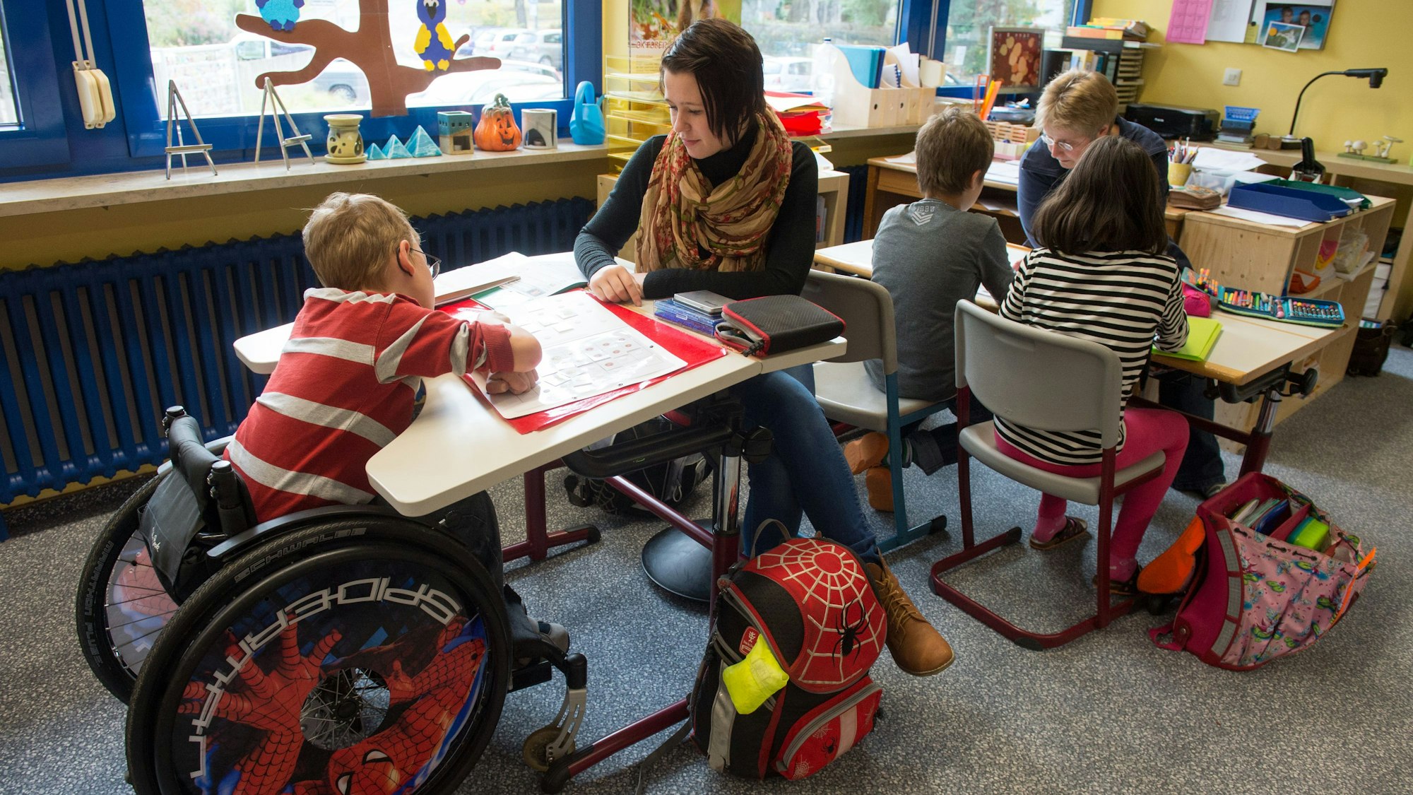 Das Foto zeigt Drittklässler mit und ohne Behinderung, die gemeinsam am Unterricht teilnehmen.
