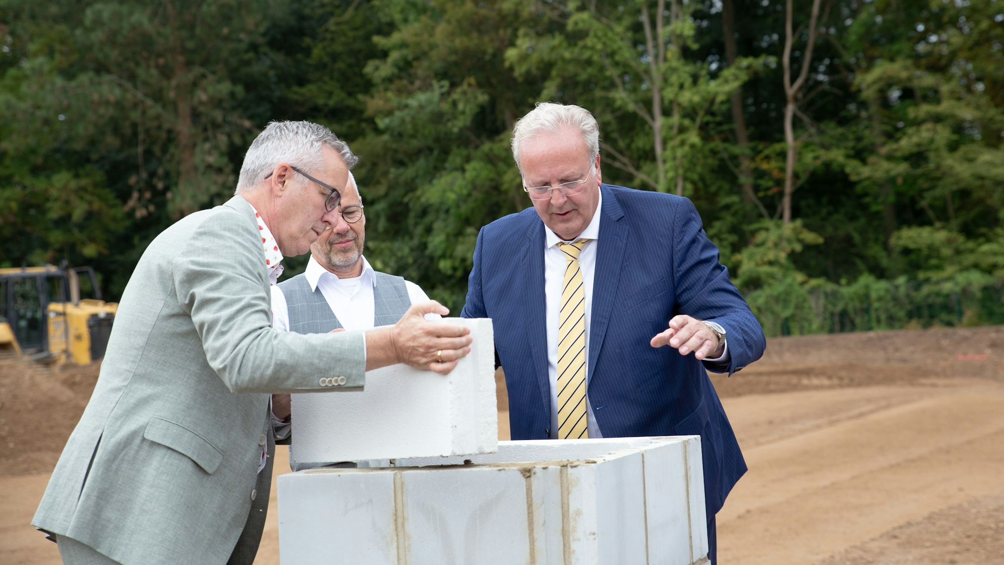 Bürgermeister Andreas Wolter (v.l.), Rainer Schmidt, theologischer Vorstand und Uwe Ufer, kaufmännischer Vorstand der Diakonie Michaelshoven, bei der Grundsteinlegung der Diakonie Michaelshoven.