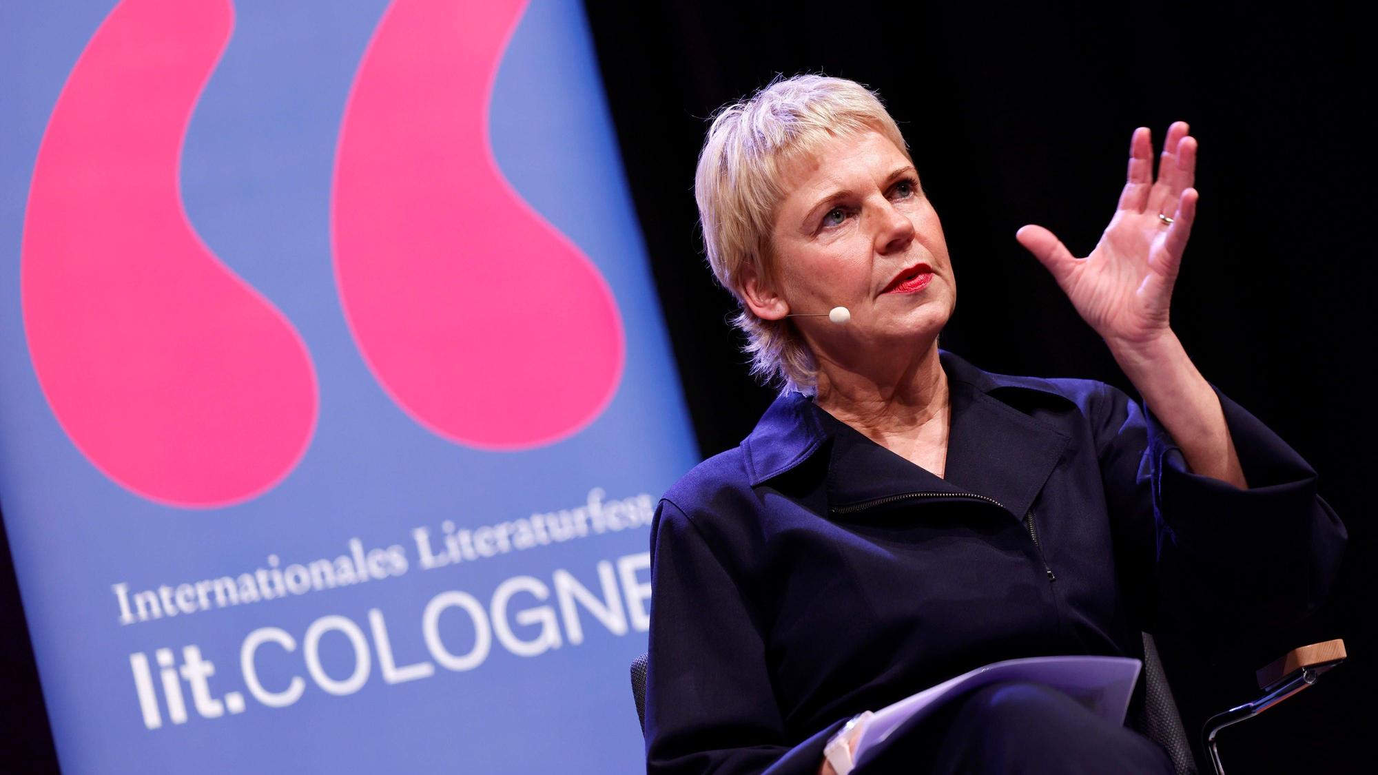 Komikerin Cordula Stratmann sprach im Funkhaus des WDR über ihr neues Buch.