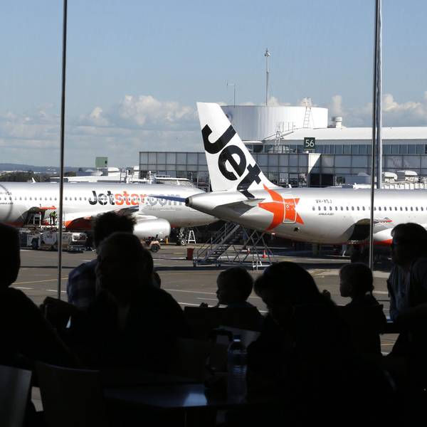 Flugzeuge der australischen Billigfluglinie Jetstar stehen auf einem Flughafen am Terminal.