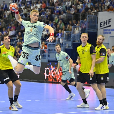 Handballer Ellidi Vidarsson bei einem Sprungwurf aufs Tor.