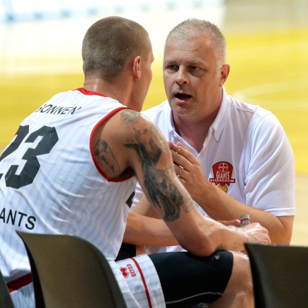 Basketball
Bayer Giants Leverkusen - Würzburg
links: Marc Sonnen (Bayer)
rechts: Co.Tr. Stephan Ruers (Bayer)
Foto: Uli Herhaus