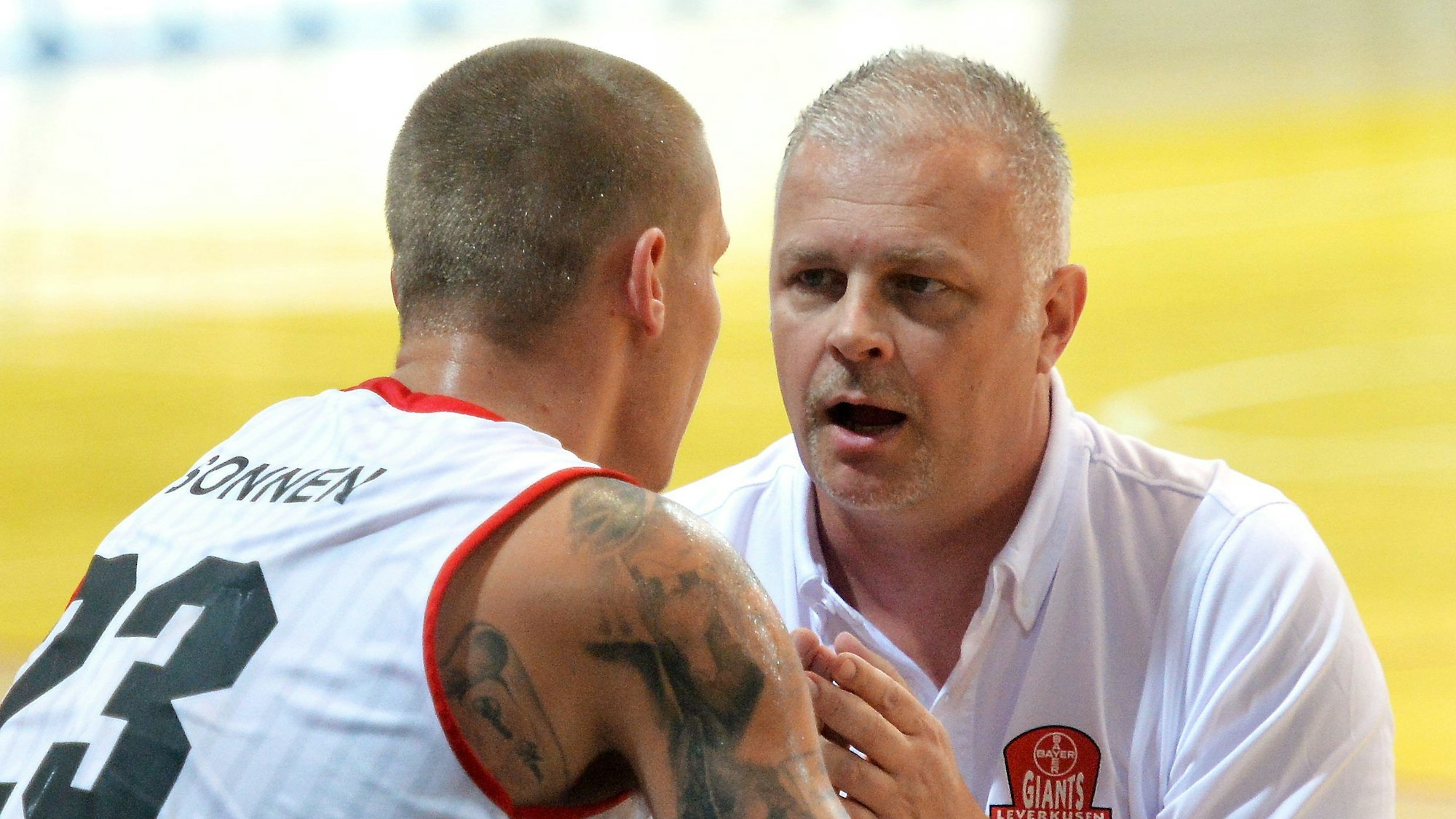 Basketball
Bayer Giants Leverkusen - Würzburg
links: Marc Sonnen (Bayer)
rechts: Co.Tr. Stephan Ruers (Bayer)
Foto: Uli Herhaus