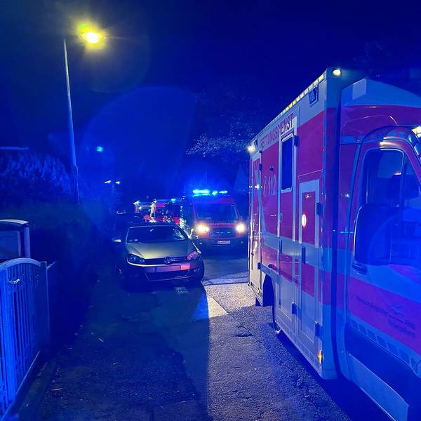 Feuerwehr- und Rettungsfahrzeuge stehen in einer Straße in Rösrath-Kleineichen.