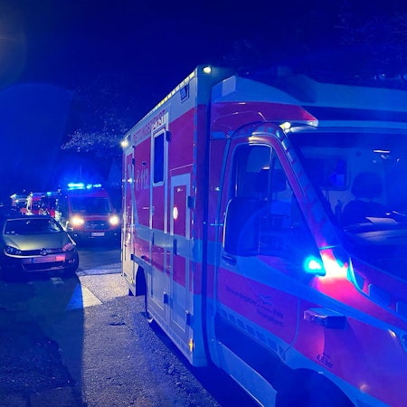 Feuerwehr- und Rettungsfahrzeuge stehen in einer Straße in Rösrath-Kleineichen.