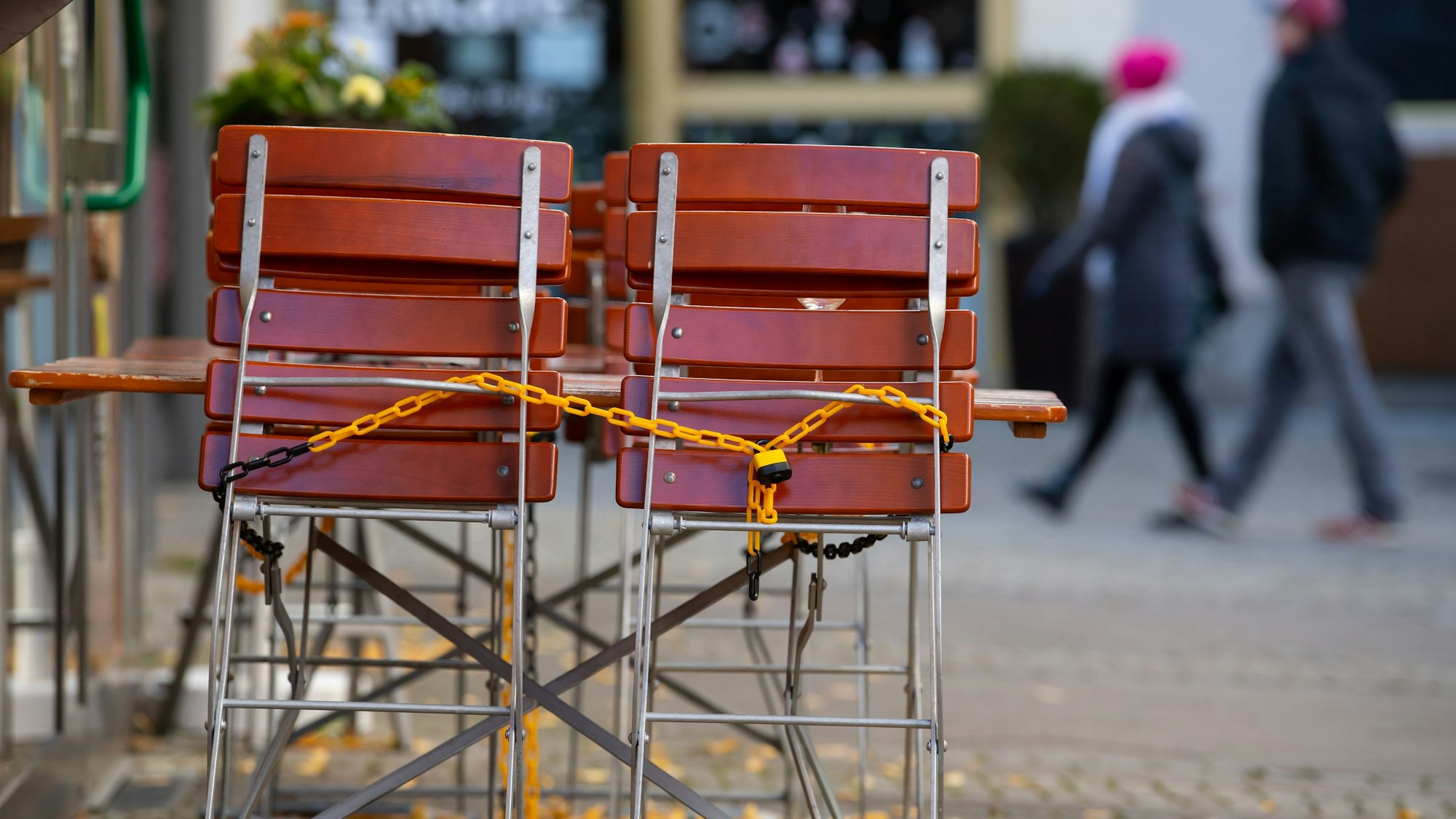 Zusammengebundene Stühle einer Außengastronomie