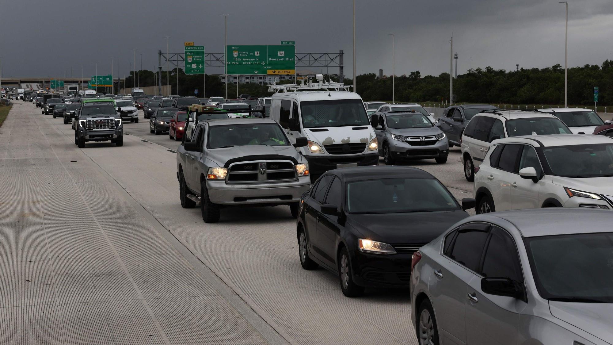 In St. Petersburg, Florida, fliehen Menschen vor Hurrikan „Milton“.