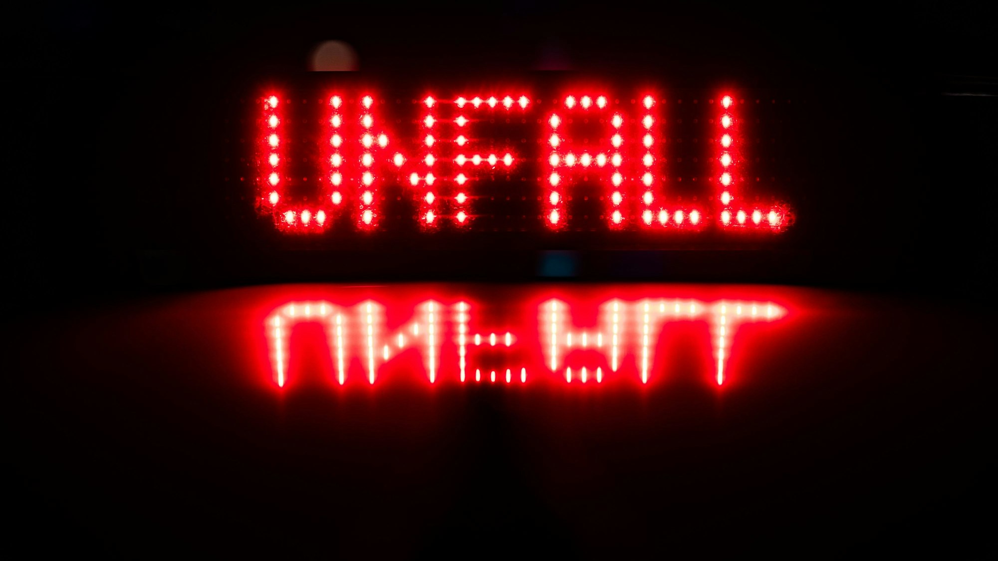 „Unfall“ ist auf dem Dach eines Polizeiautos zu lesen.