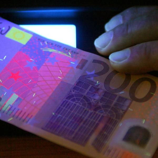 Zu sehen ist ein 200-Euro-Schein unter speziellem Licht.