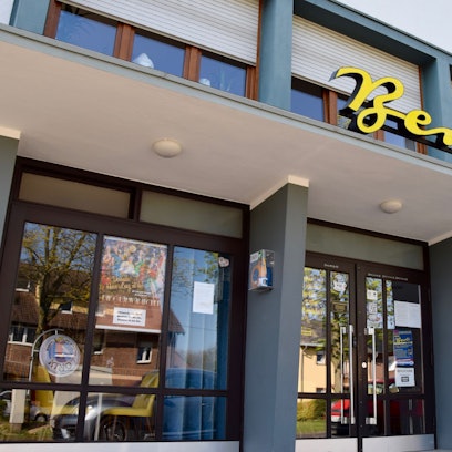 Eine Außenaufnahme des Berli-Theaters an der Wendelinusstraße in Berrenrath.