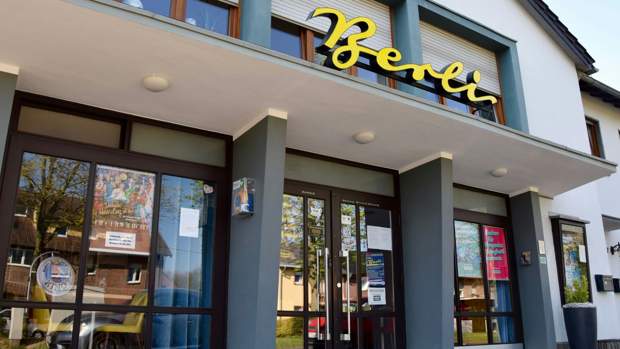 Eine Außenaufnahme des Berli-Theaters an der Wendelinusstraße in Berrenrath.