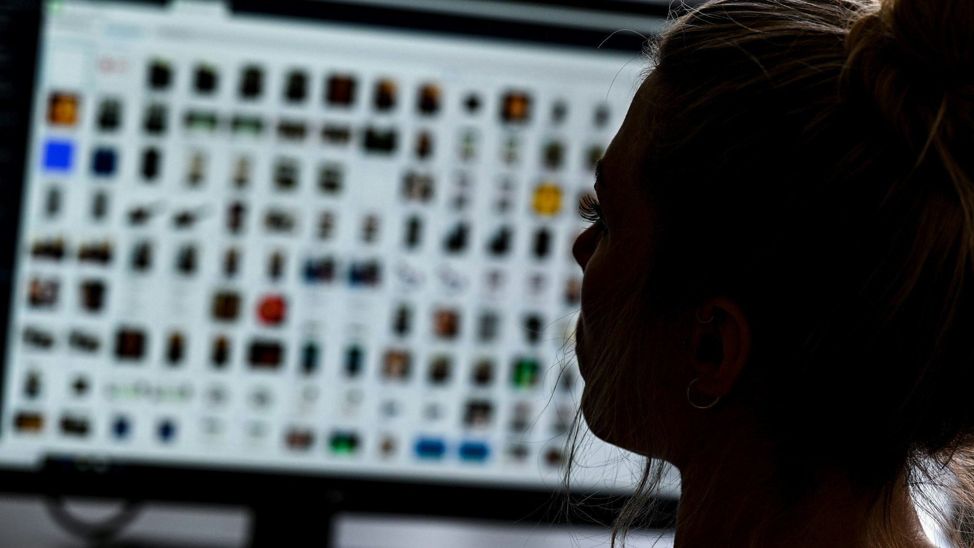 Eine Kriminaloberkommissarin sitzt vor einem Auswertungscomputer bei Ermittlungen zu sogenannter Kinderpornografie und sexuellem Missbrauch.