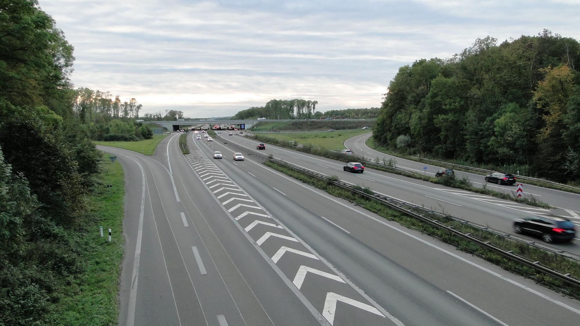 Nur im Bereich des Autobahnkreuz Köln-Nord besteht zurzeit ein Tempolimit, dahinter kann wieder gerast werden - das macht die CDU für den Anstieg des Lärmpegels verantwortlich.