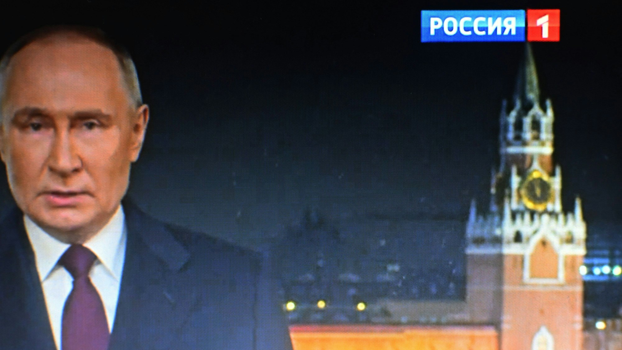 Wladimir Putin bei einer vom russischen Staatssender Rossiya 1 übertragenen TV-Ansprache. Der Sender ist am Geburtstag des Kremlchefs Opfer eines Hackerangriffs geworden. (Archivbild)