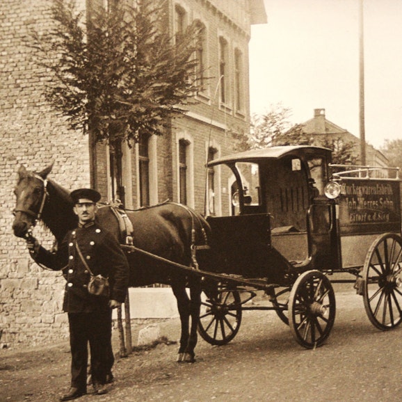 Heimatblätter Eitorf wurden vvorgestellt.
Die Zuckerwarenfabrik Johann Werres und Sohn wurde 1902 in Eitorf gegründet und vertrieb ihre Produkte mit einer Pferdekutsche und später mit einem Auto.