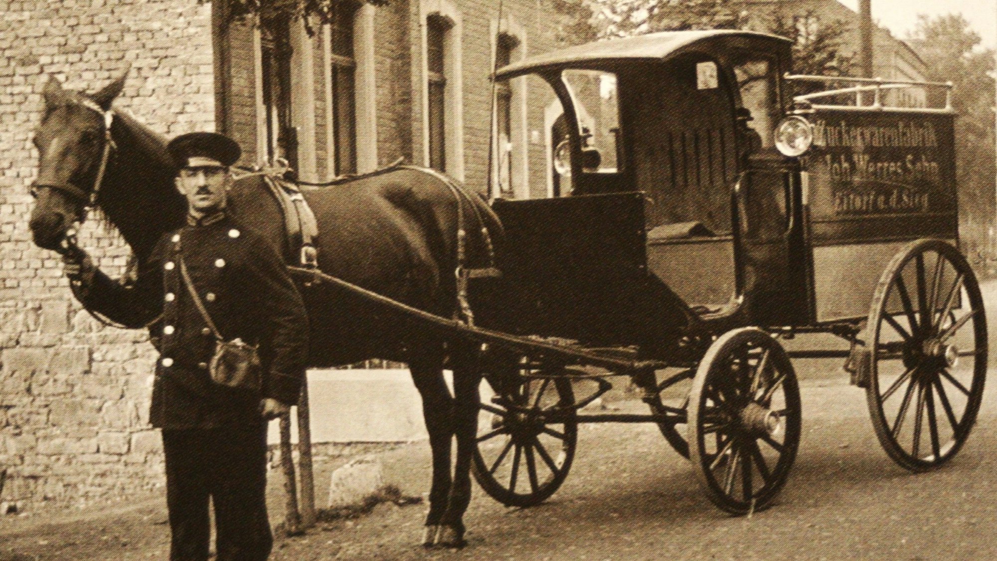 Heimatblätter Eitorf wurden vvorgestellt.
Die Zuckerwarenfabrik Johann Werres und Sohn wurde 1902 in Eitorf gegründet und vertrieb ihre Produkte mit einer Pferdekutsche und später mit einem Auto.