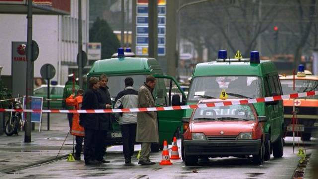 Im März 2001 erschossen Polizisten aus zwei Mannschaftswagen an einer Ampel auf dem Melatengürtel den Fahrer des roten Autos vor ihnen.