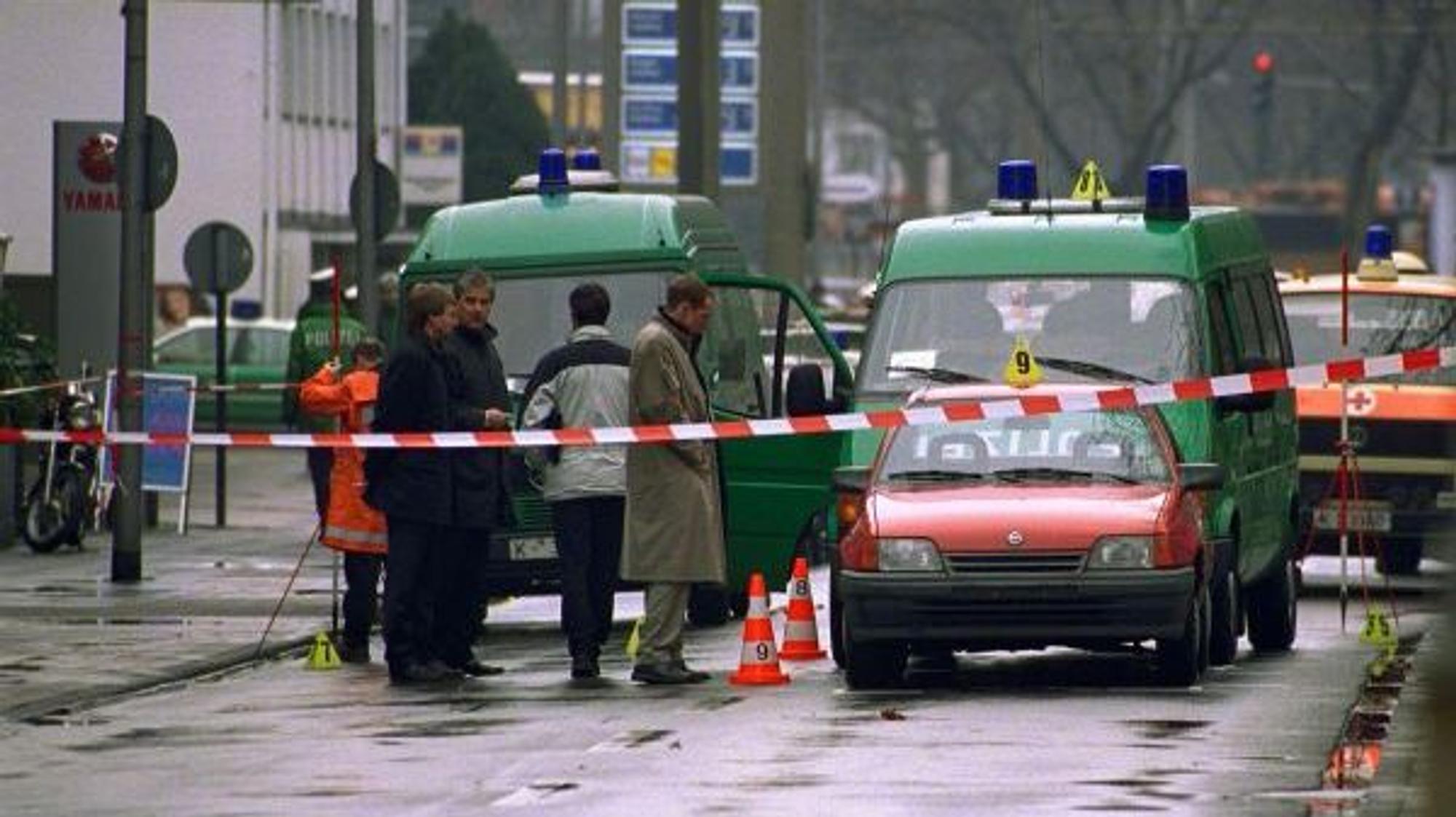 Im März 2001 erschossen Polizisten aus zwei Mannschaftswagen an einer Ampel auf dem Melatengürtel den Fahrer des roten Autos vor ihnen.