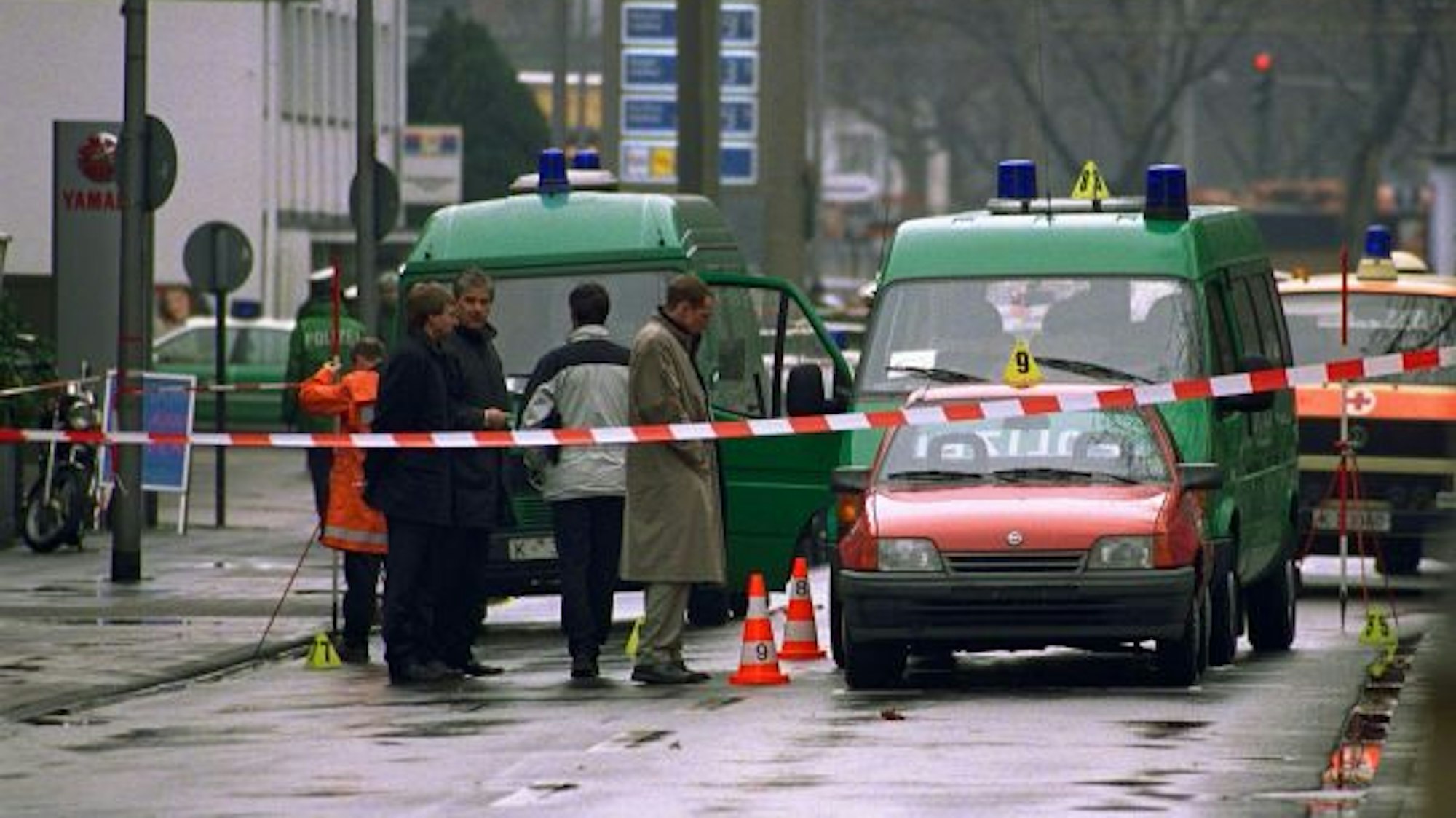 Im März 2001 erschossen Polizisten aus zwei Mannschaftswagen an einer Ampel auf dem Melatengürtel den Fahrer des roten Autos vor ihnen.