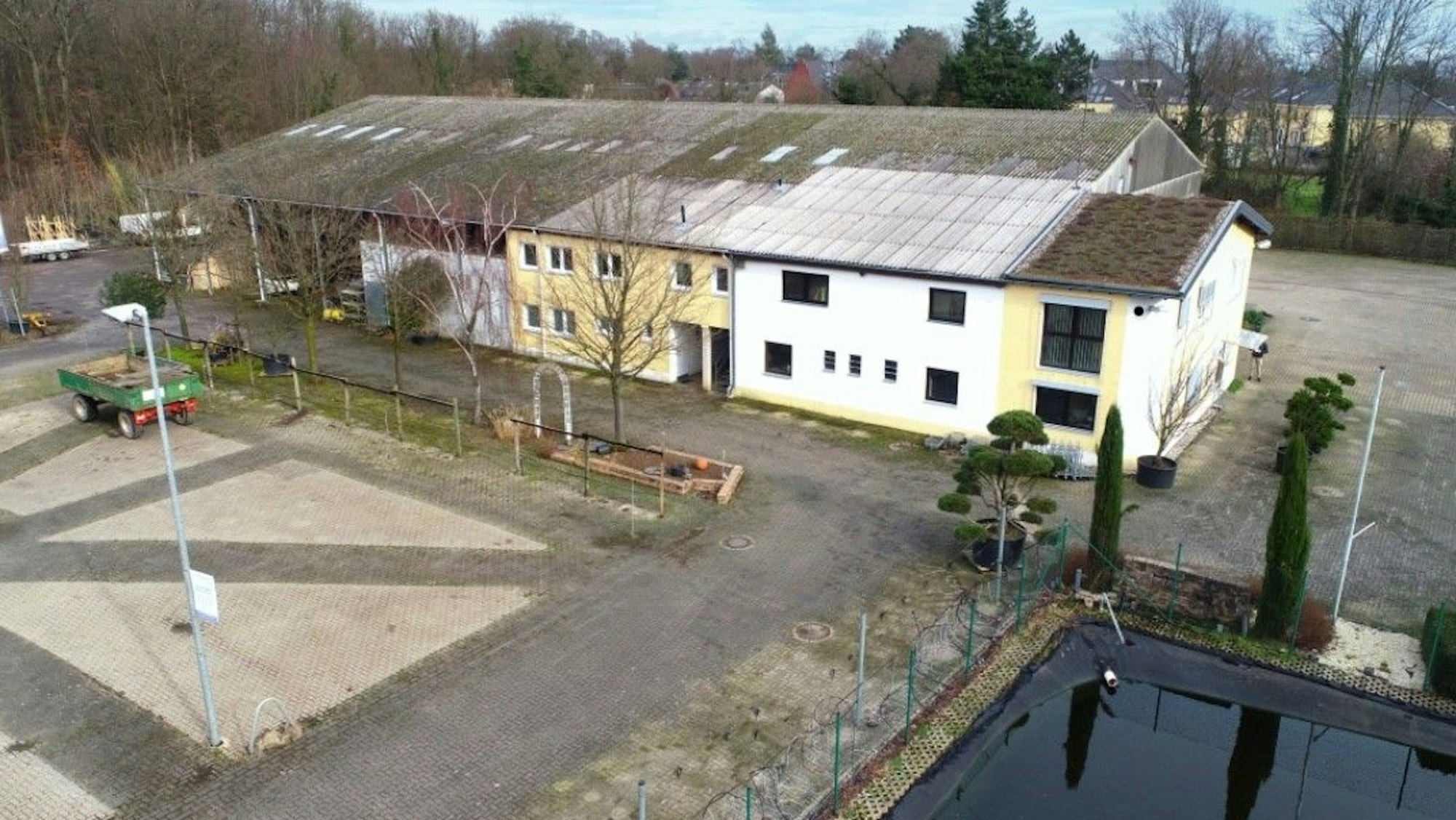 Auf dem Bild sind Gebäude auf dem Grundstück, auf dem die ZUE entstehen soll, zu sehen.