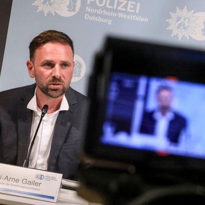 Kai-Arne Gailer, Leiter der Ermittlungskommission bei der Ansprechstelle Cybercrime (ZAC), spricht auf einer Pressekonferenz.
