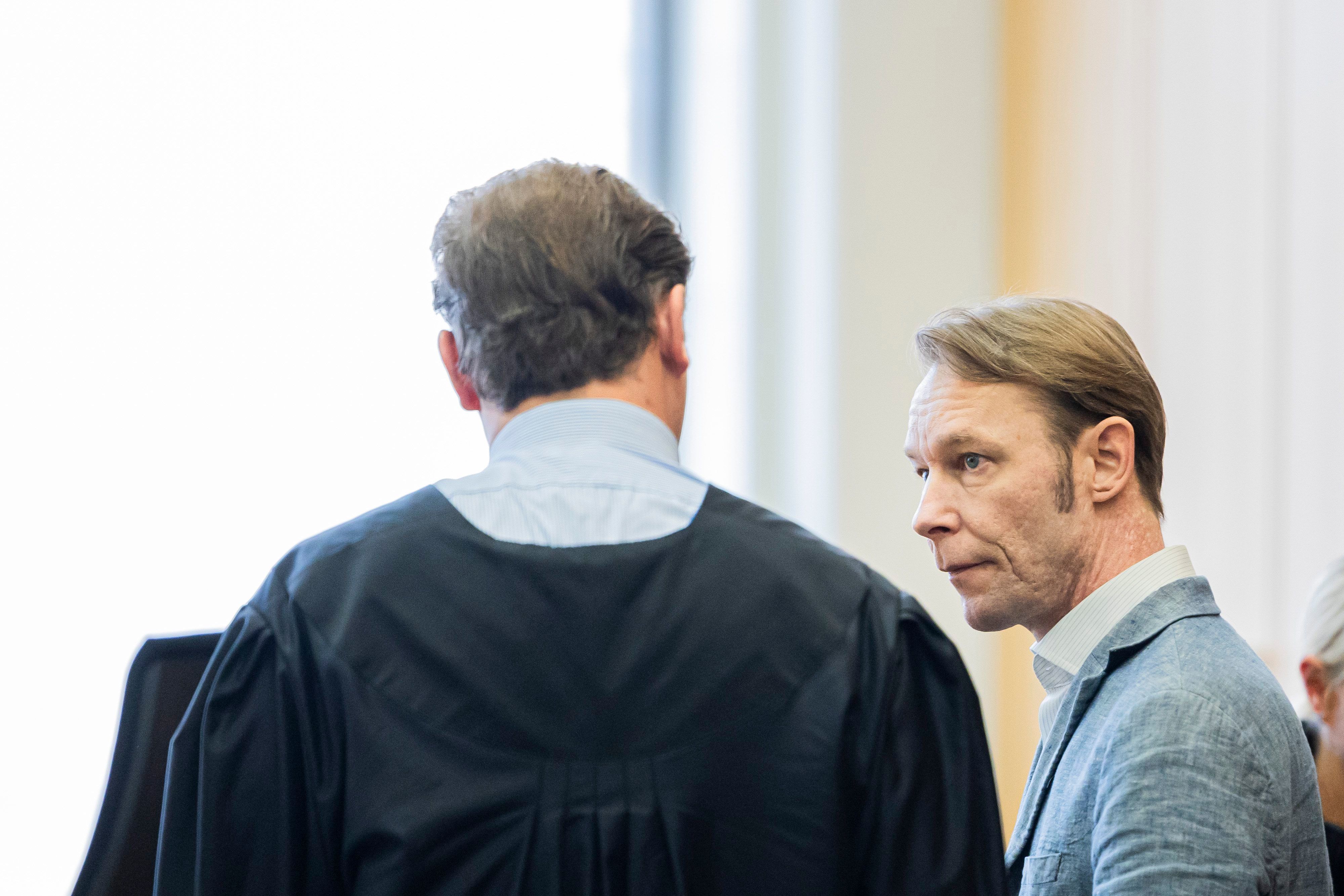 Der Angeklagte Christian B. (r) steht vor Prozessbeginn im Gerichtssaal im Landgericht Braunschweig.