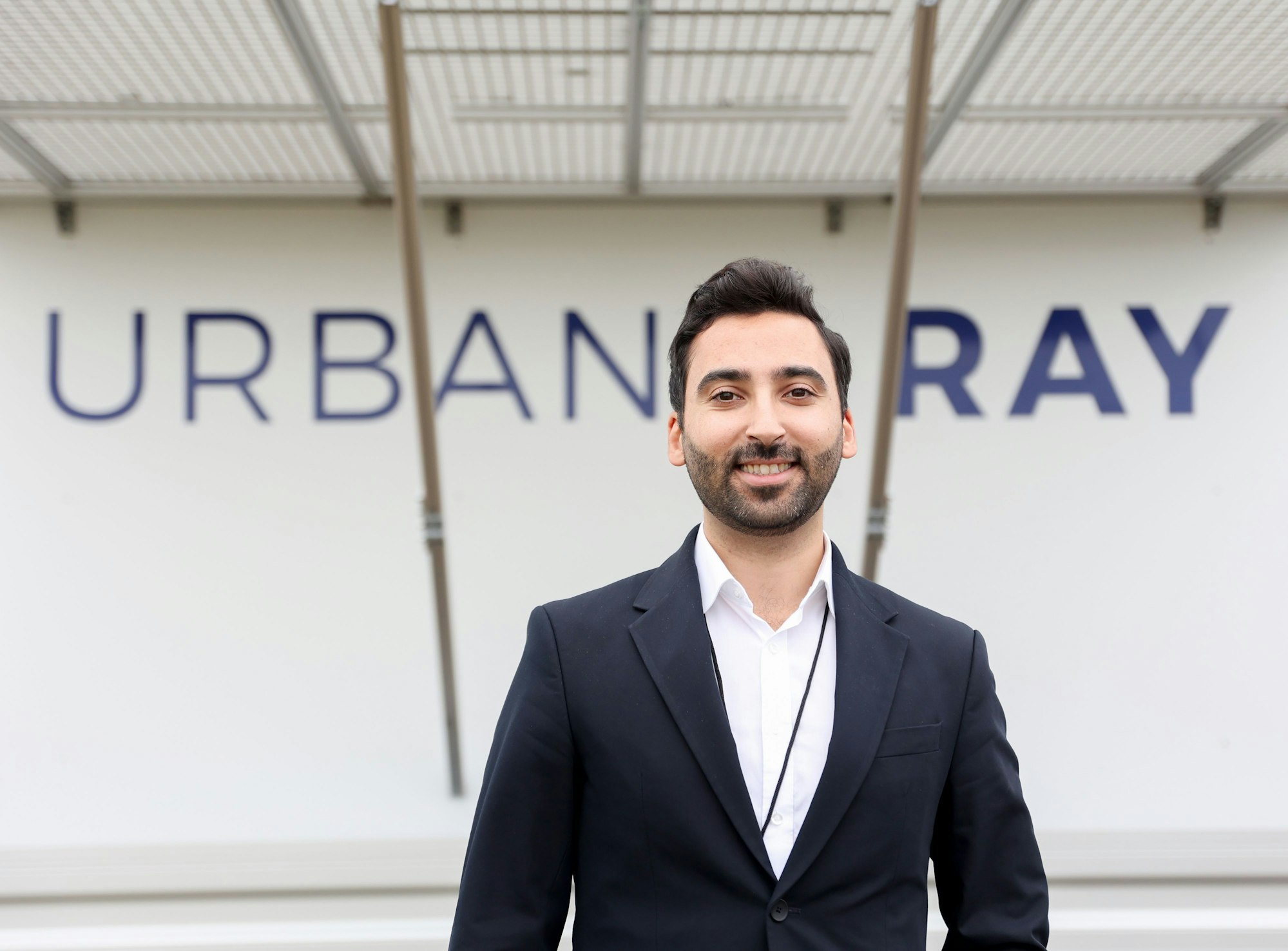 Zu sehen ist Cem Uyanik, welcher der CEO und Co-Founder von „Urban Ray“ ist.